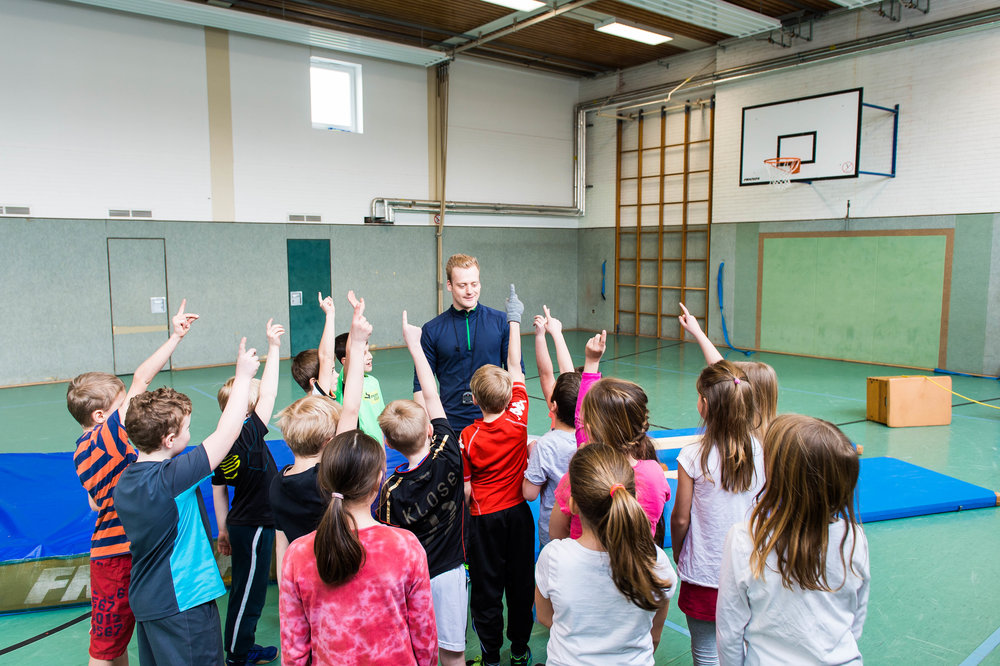 Kinder bei der Übung im Fitnessstudio – meinsportnetz.nrw