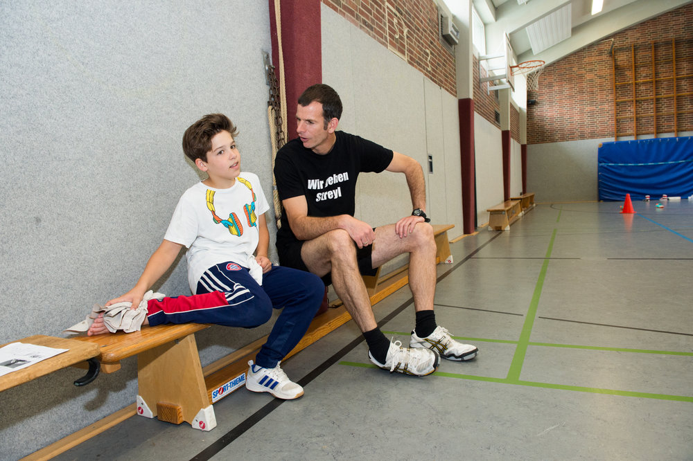 Jugendliche Sporthalle Bank Pause