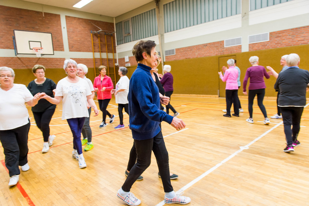 Senior*innen und Sportgruppe bei der Übung – meinsportnetz.nrw