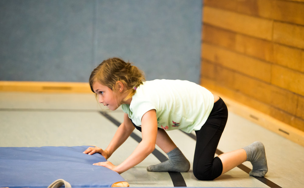 Kind in der Turnhalle
