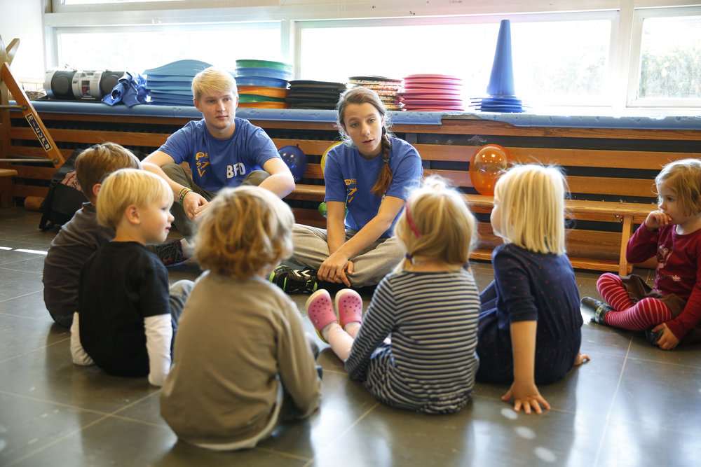 Kinder und Trainer*in – sporthalle kreis diskussion – meinsportnetz.nrw