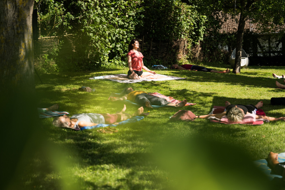 Sportgruppe beim Yoga im Freien
