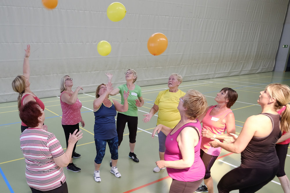 Gruppe Ballonspiel Halle Spass