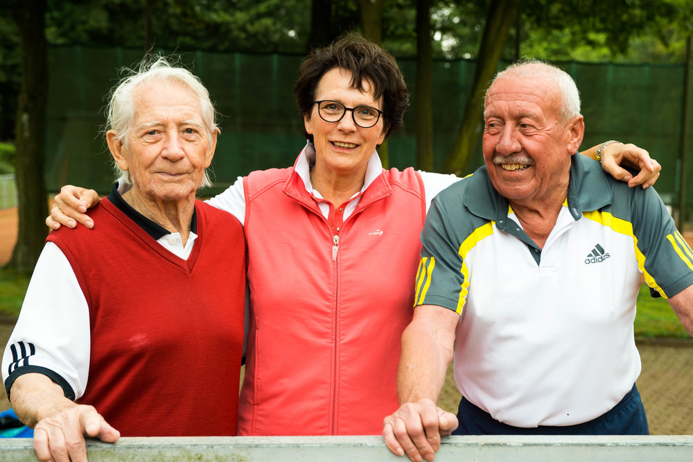 Senior*innen beim Porträt im Freien