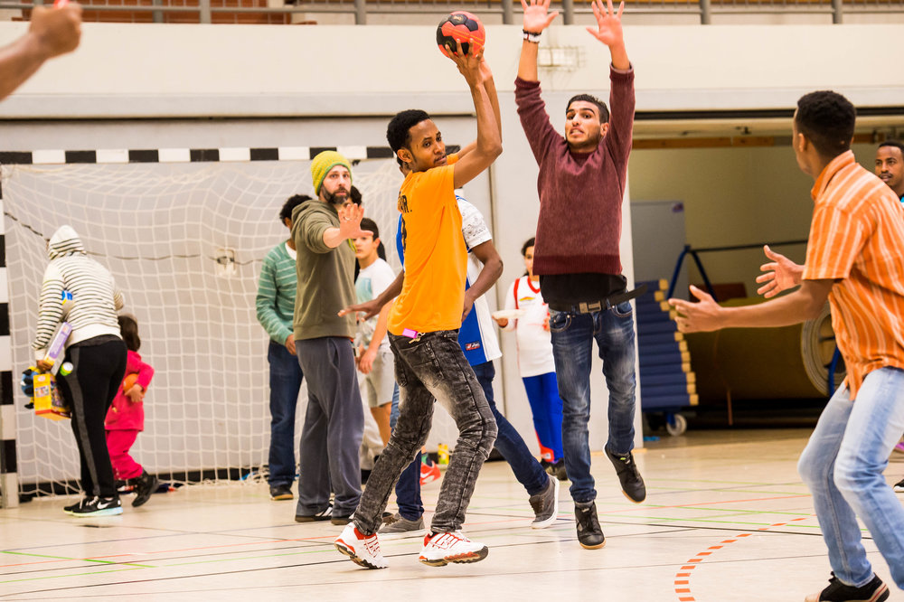 Kinder und Trainer*in beim Volleyball im Fitnessstudio