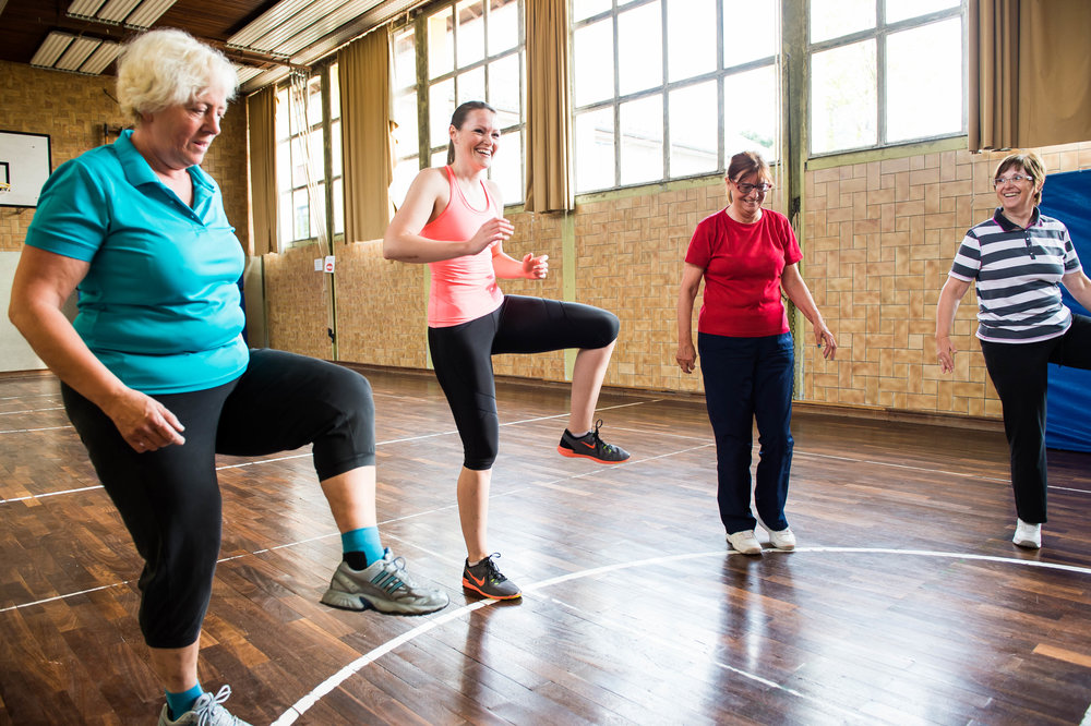 Seniorinnen Aerobics Beinhebs Sporthalle