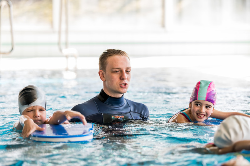 Von der Wassergewöhnung zur Wassersicherheit – Anfängerschwimmen für Kinder