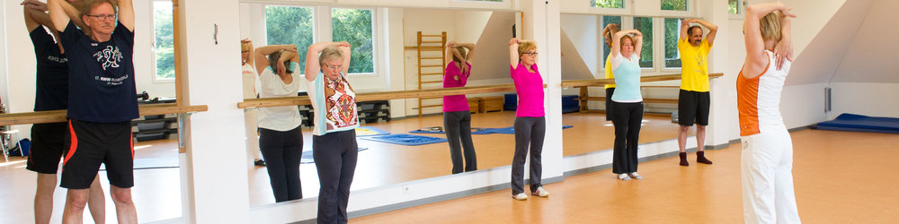 Sportgruppe beim Yoga in der Turnhalle